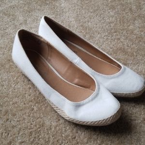 American Eagle white small wedges